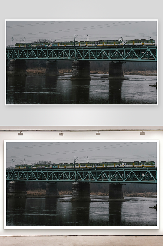 列车驶过桥梁水面倒影-众图网