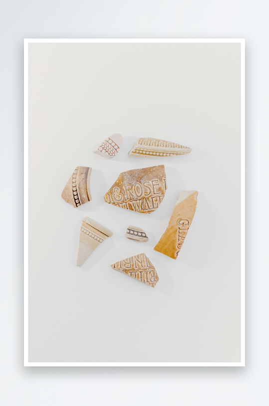 刻有文字的陶片碎片-众图网