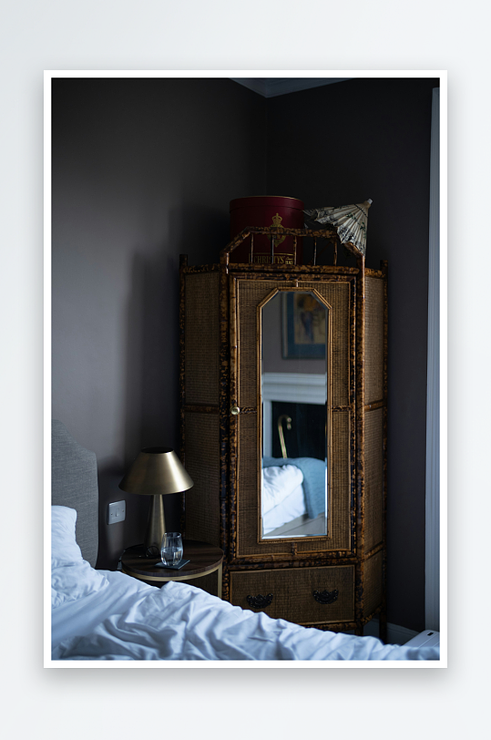 卧室中的复古镜柜与床铺-众图网