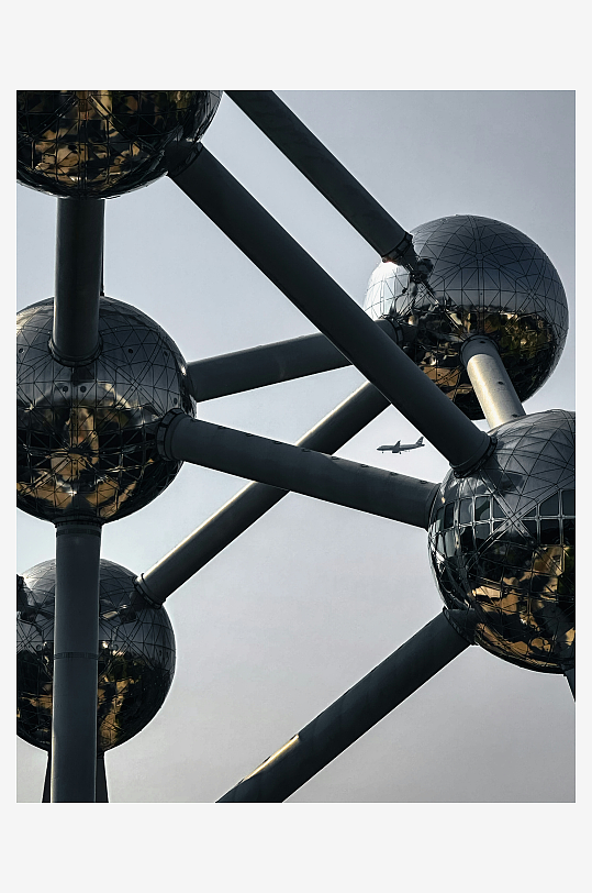 原子结构雕塑与飞行器-众图网