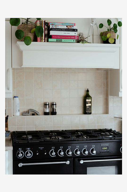 厨房灶台与置物架特写-众图网