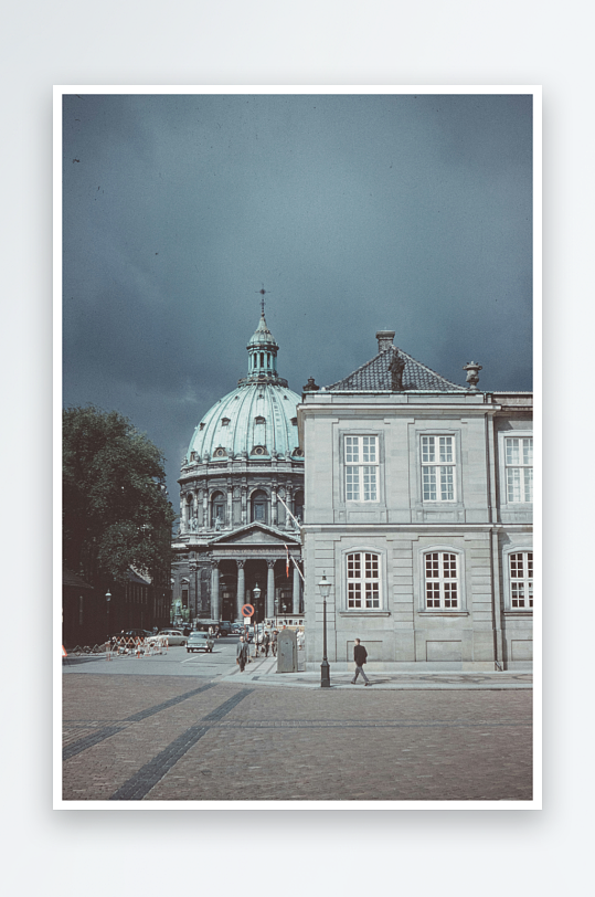 古典建筑与阴云天空-众图网