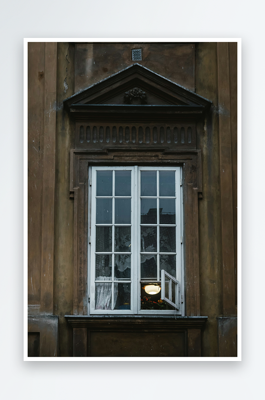 古典建筑中的白色窗框-众图网