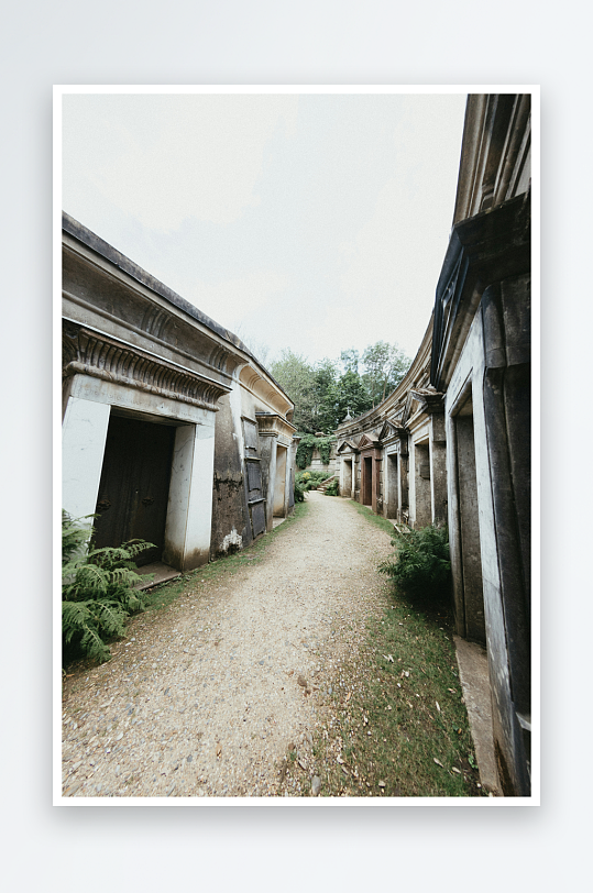 古旧建筑间的石径小道-众图网