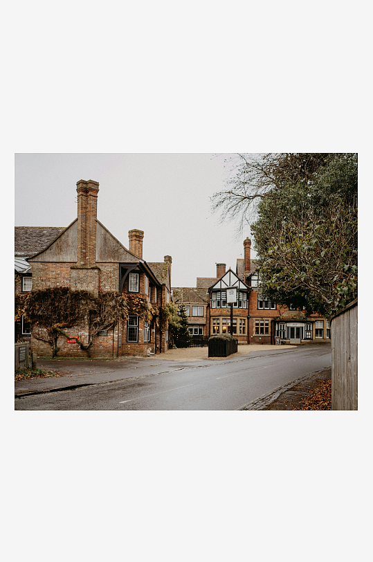 古朴街道与砖砌建筑-众图网