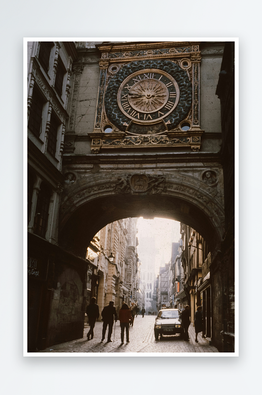 古老钟楼拱门下的城市街景-众图网