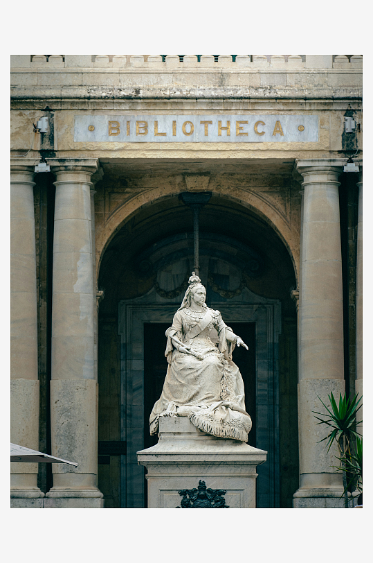 图书馆前的女性雕像-众图网
