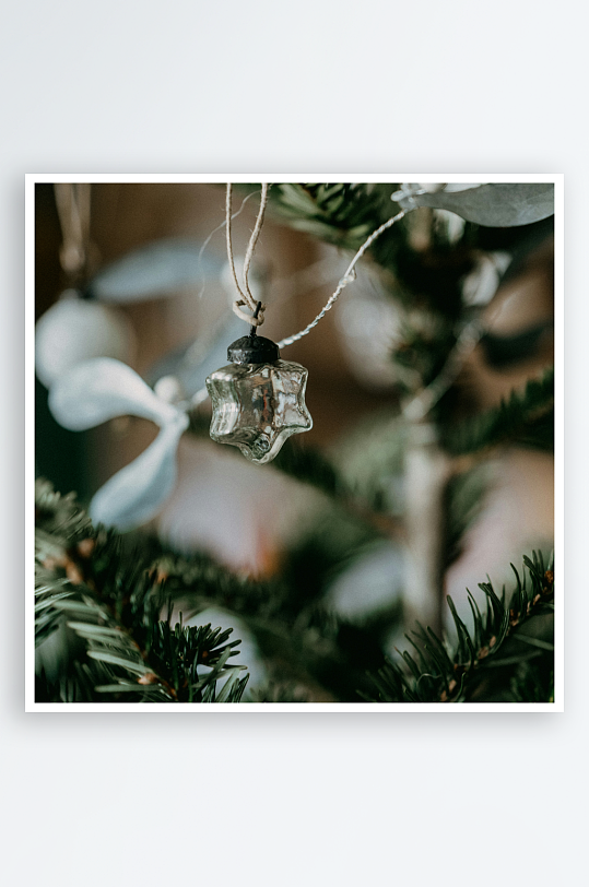 圣诞树上的玻璃星形挂饰-众图网