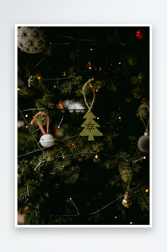 圣诞树上的装饰挂件-众图网