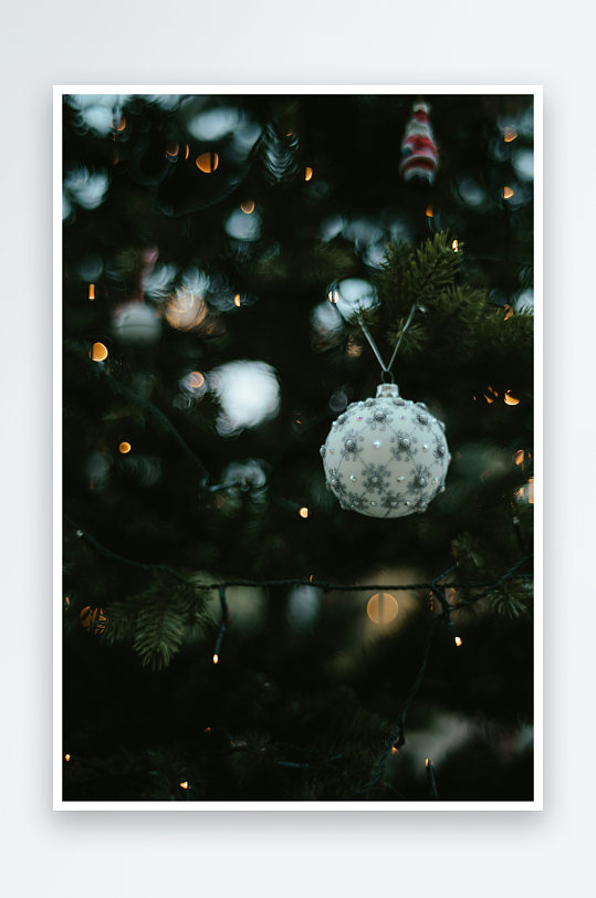 圣诞树上的雪花装饰球-众图网