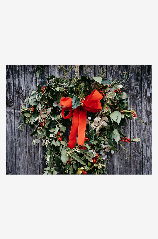 圣诞花环挂于木墙-众图网