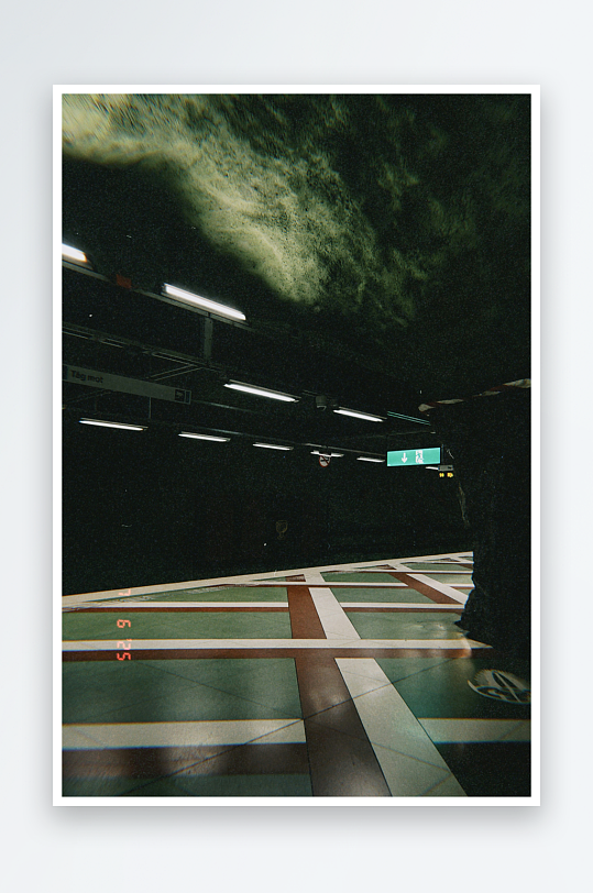 地下通道光影交错-众图网