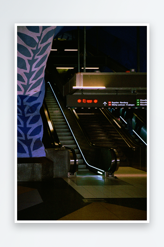 地铁站内的自动扶梯-众图网