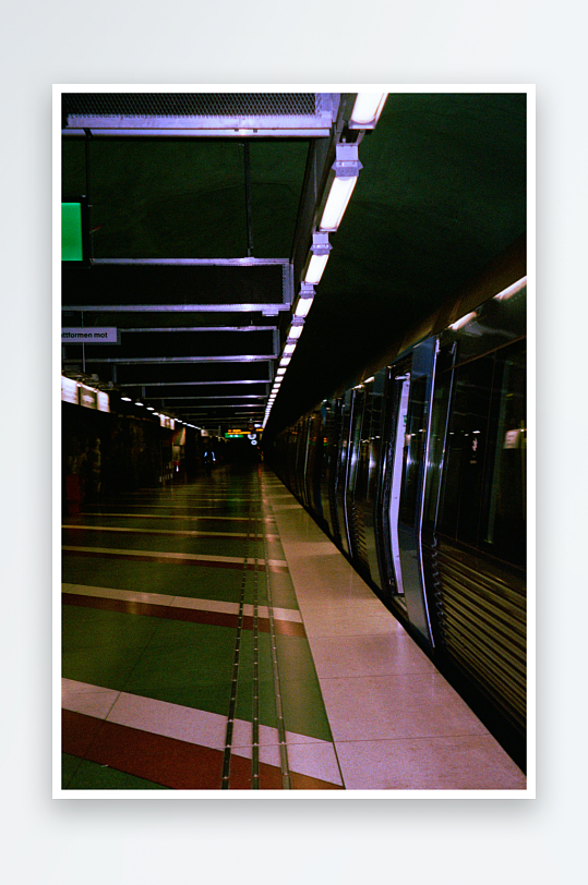 地铁站台与停靠列车-众图网