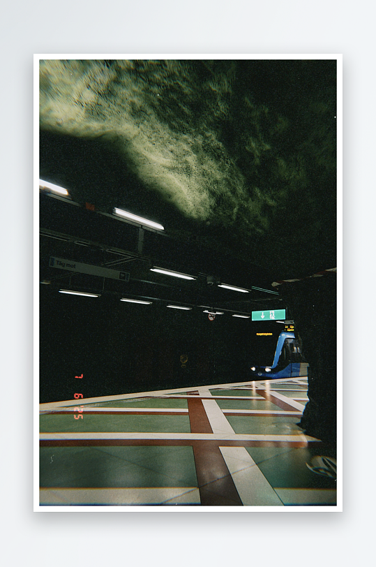 地铁站台夜景光影-众图网