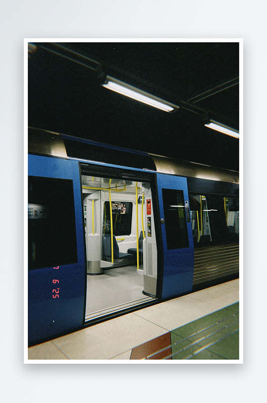 地铁车厢内部视角-众图网