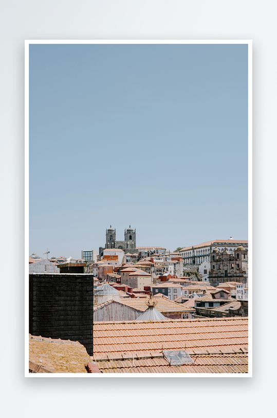 城市屋顶与教堂塔楼远景-众图网