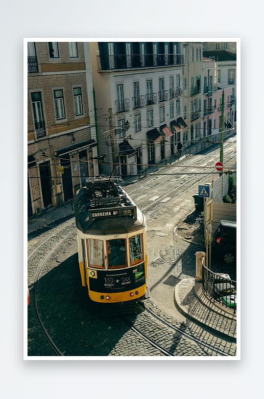 城市电车行驶在石板街道上-众图网