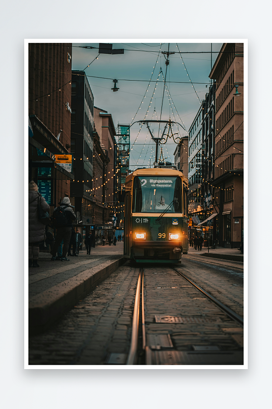 城市电车驶向街道深处-众图网