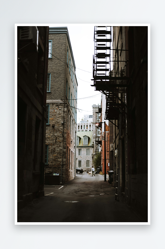城市窄巷的静谧景象-众图网