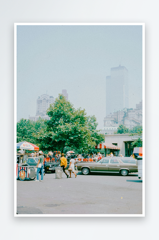 城市街头行人与车辆景象-众图网