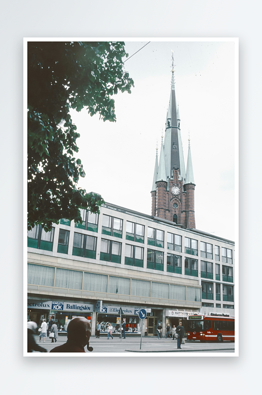 城市街景与尖顶教堂-众图网