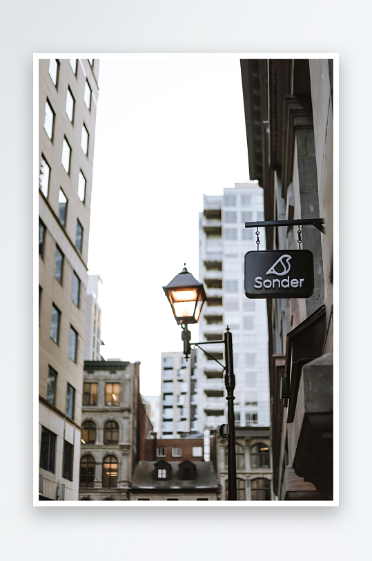 城市街景中的招牌与路灯-众图网