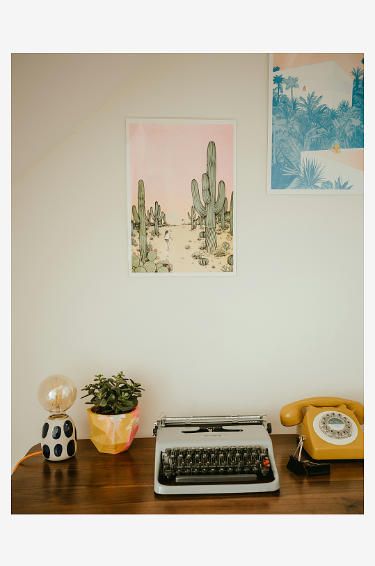 复古书桌上的打字机与装饰-众图网