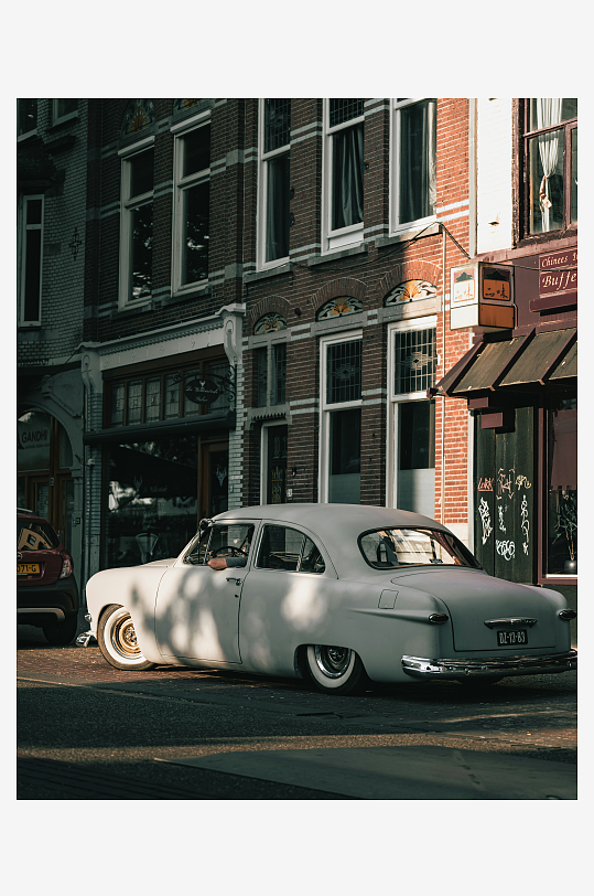 复古轿车停靠城市街道-众图网