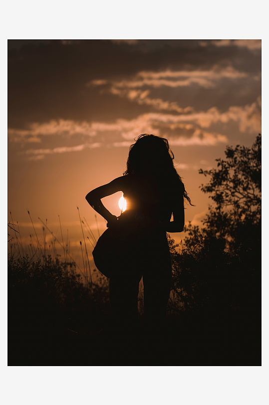 夕阳下的人物剪影-众图网