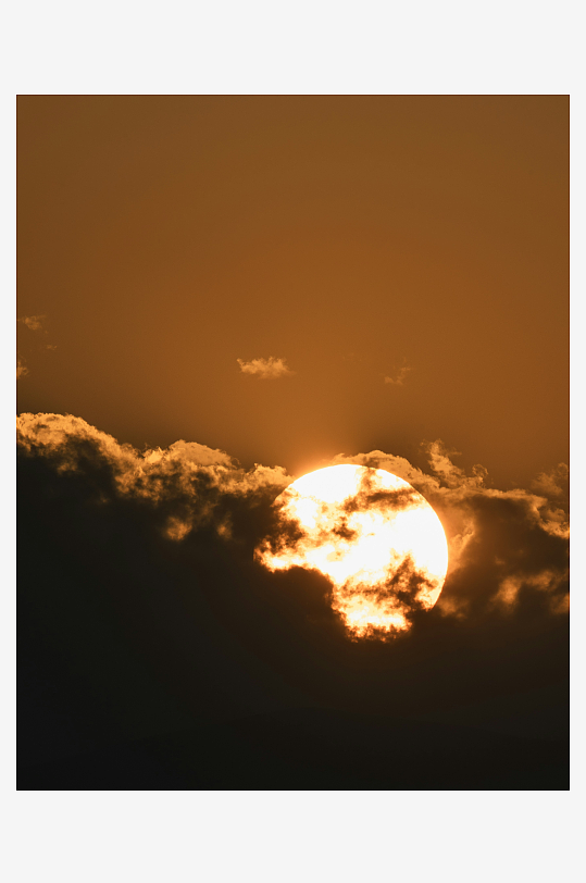 夕阳云层中的金色太阳-众图网