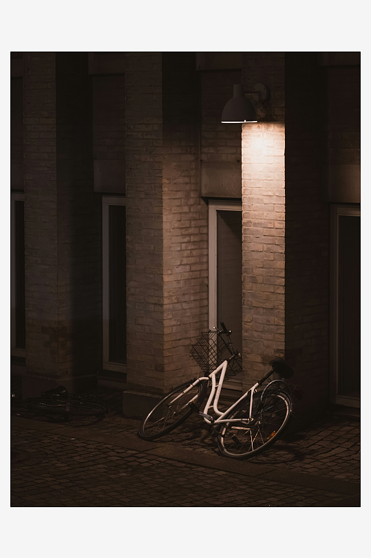 夜晚灯光下的自行车-众图网