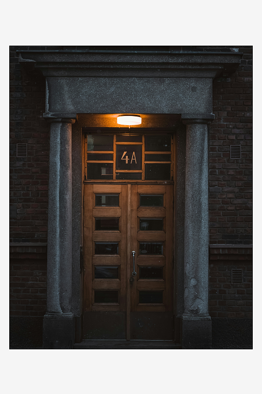 夜晚的木质门廊入口-众图网