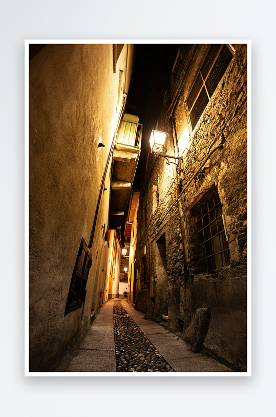夜晚石巷灯光映照-众图网