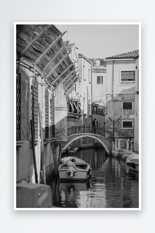 威尼斯水巷与石桥黑白影像-众图网
