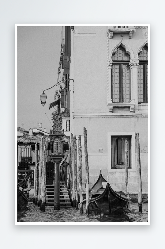 威尼斯水道旁的古老建筑-众图网