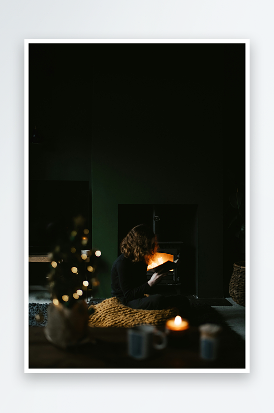 室内烛光下阅读的人-众图网