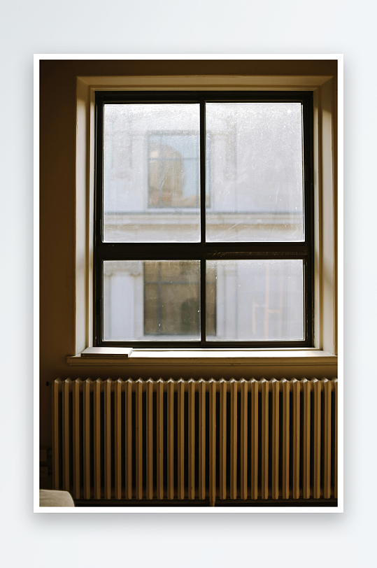 室内窗户与暖气片-众图网