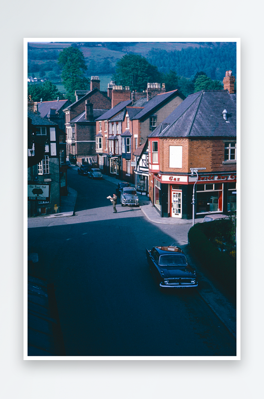 小镇街道与复古汽车-众图网