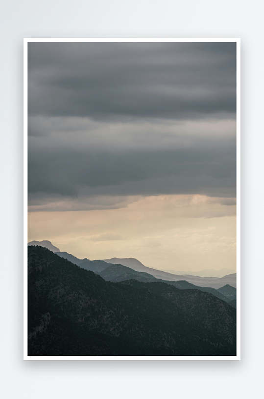 层峦叠嶂的山间阴云-众图网