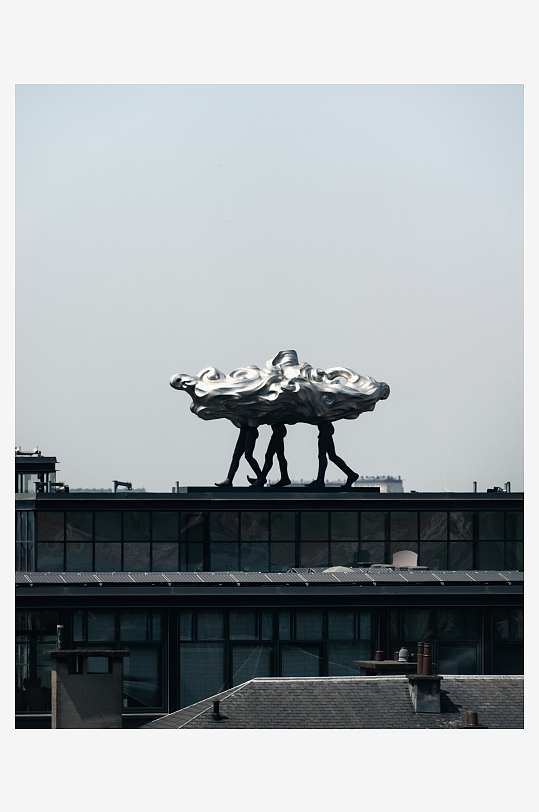 屋顶上的金属雕塑-众图网