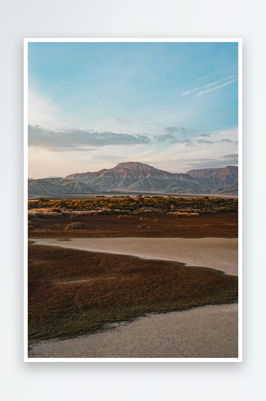 山峦与湿地的自然风光-众图网