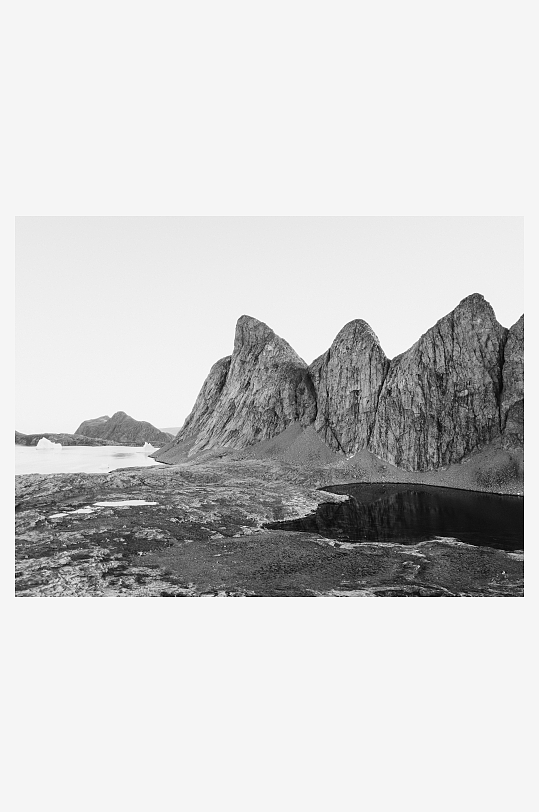 山峦倒影湖面黑白景观-众图网