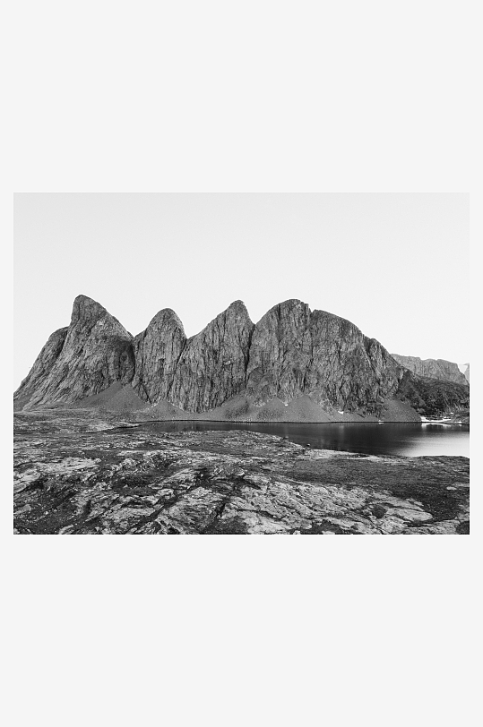 山峦倒映湖面的黑白景观-众图网