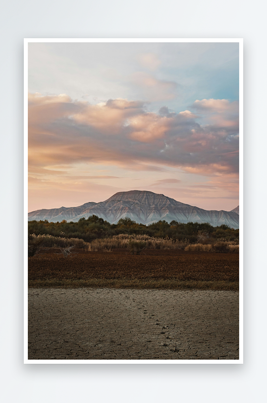 山峦日落下的湿地风光-众图网