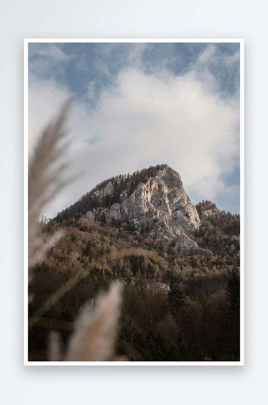 山峰与枯草的自然景观-众图网