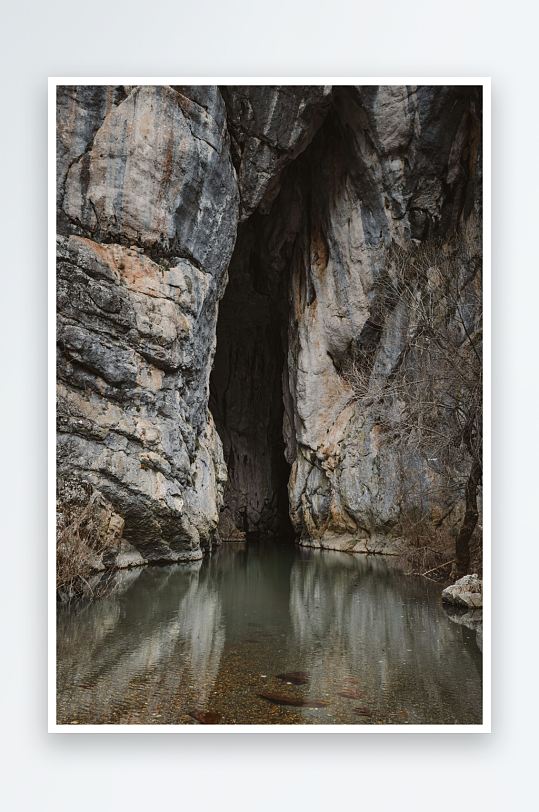 山洞中的静谧水面-众图网