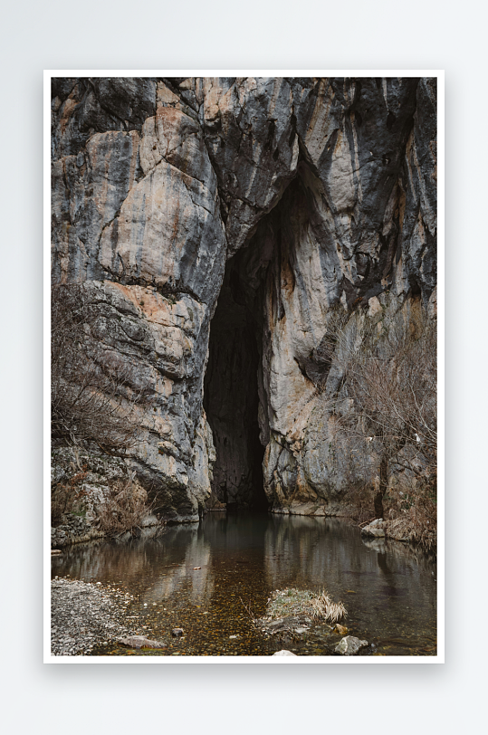 山洞入口与静谧水面-众图网