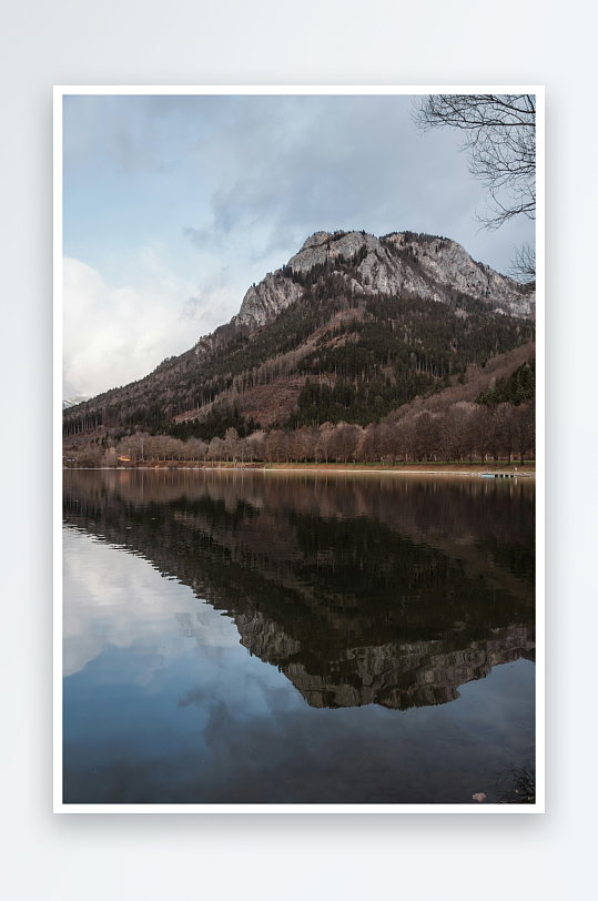 山湖倒影静谧风光-众图网