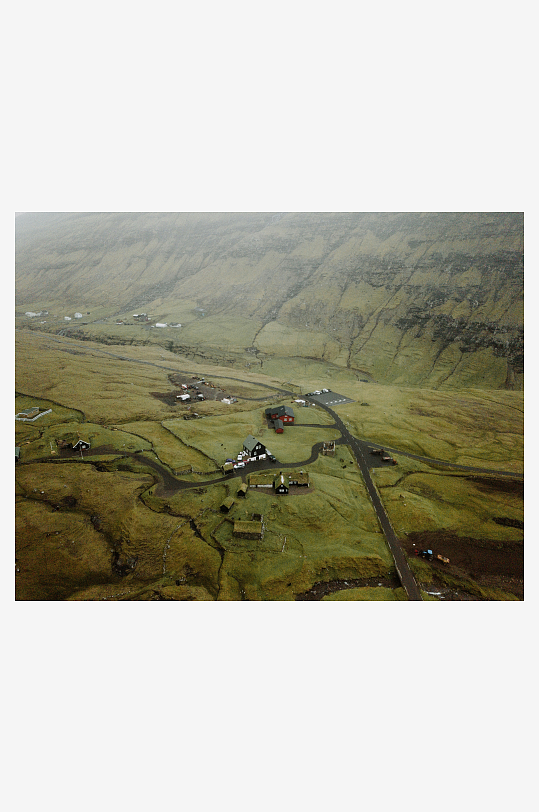 山谷中的乡村聚落航拍-众图网